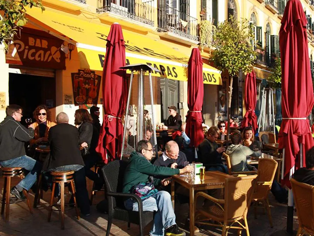 La terraza de Picas en la Plaza de la Merced, con sus sombrillas rojas